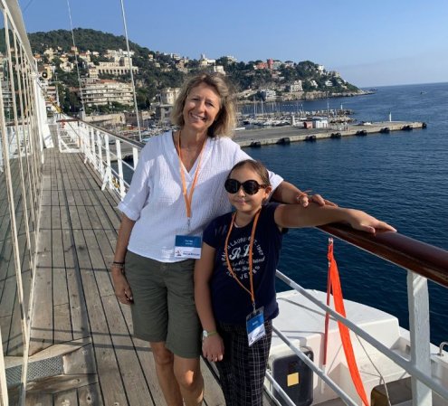 Amira monte &agrave; bord d'un bateau de croisi&egrave;re