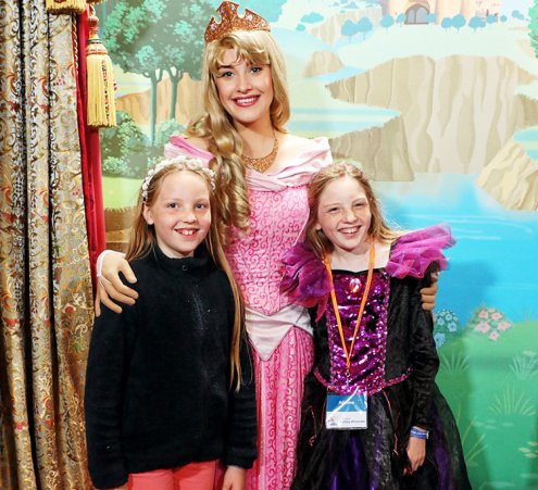 Adeline fait signer des autographes à Disney