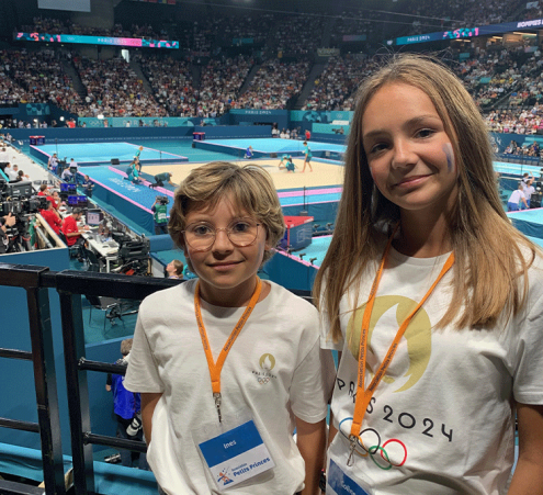In&egrave;s et Coline assistent &agrave; l'&eacute;preuve de Gymnastique