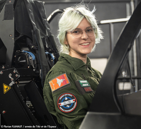 Lalie est passionn&eacute;e d'aviation