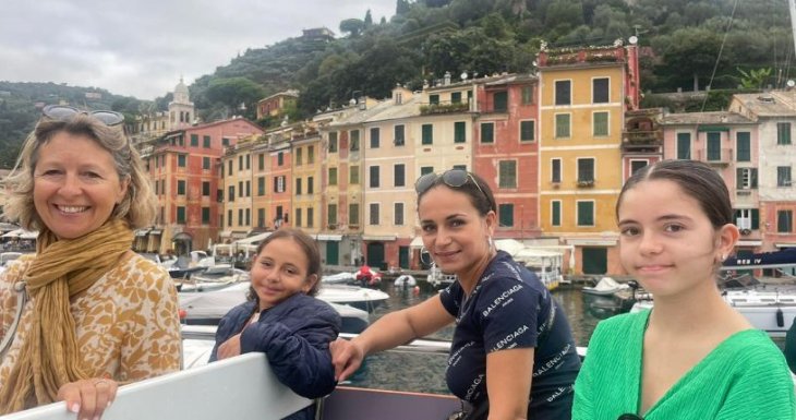 Amira monte &agrave; bord d'un bateau de croisi&egrave;re