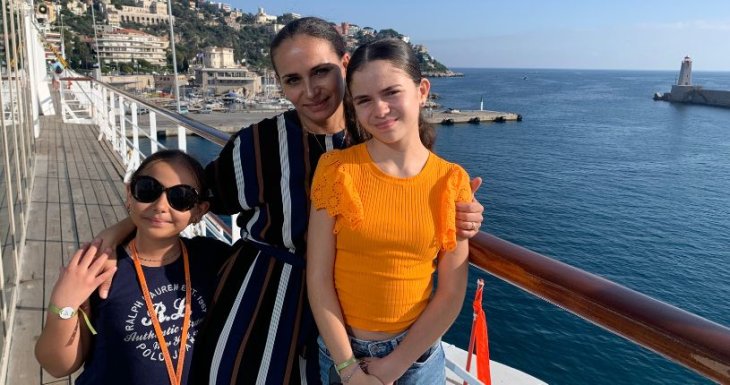 Amira monte &agrave; bord d'un bateau de croisi&egrave;re