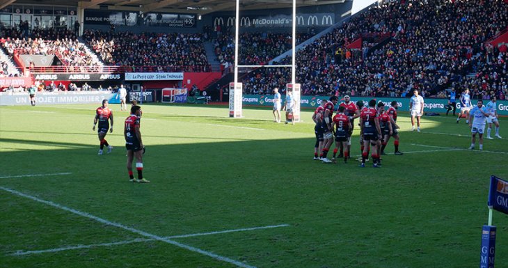 Lucie assiste à un match au stade Toulousain