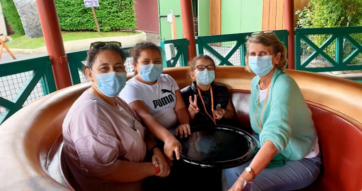 Un séjour au Parc Astérix pour Yasmine et sa famille