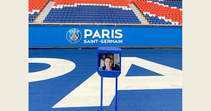 Noa au plus pr&egrave;s de l'&eacute;quipe du PSG