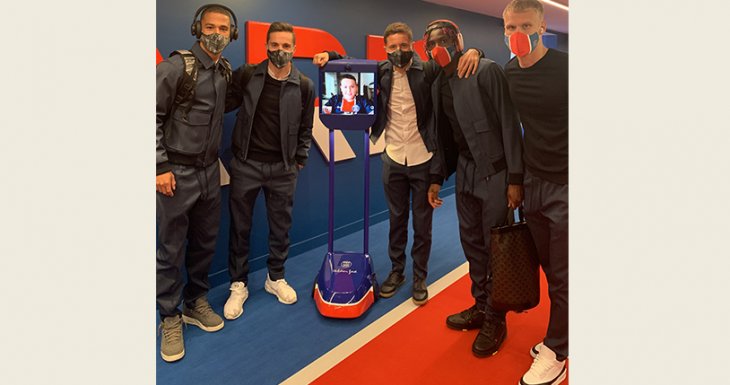 Noa au plus pr&egrave;s de l'&eacute;quipe du PSG