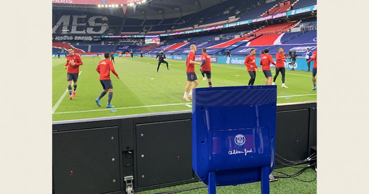 Noa au plus pr&egrave;s de l'&eacute;quipe du PSG