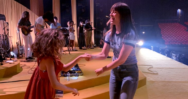 Chanter et danser avec Clara Luciani