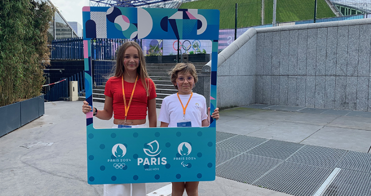 In&egrave;s et Coline assistent &agrave; l'&eacute;preuve de Gymnastique
