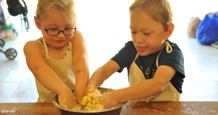 Des enfants de la Timone cuisinent avec des chefs &eacute;toil&eacute;s