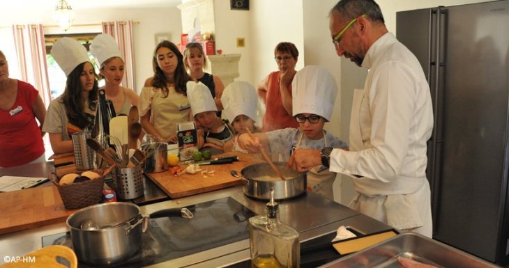 Des enfants de la Timone cuisinent avec des chefs &eacute;toil&eacute;s